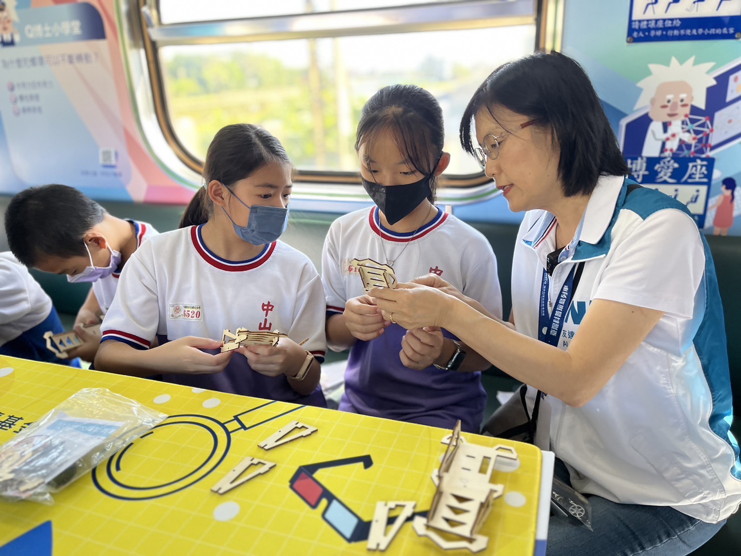 XPJ·(中国区)官方永續基金會執行長古秀華及同仁親自擔任科普列車志工，帶領師生們動手做科學，傳遞能源科普知識，讓科學教育向下紮根