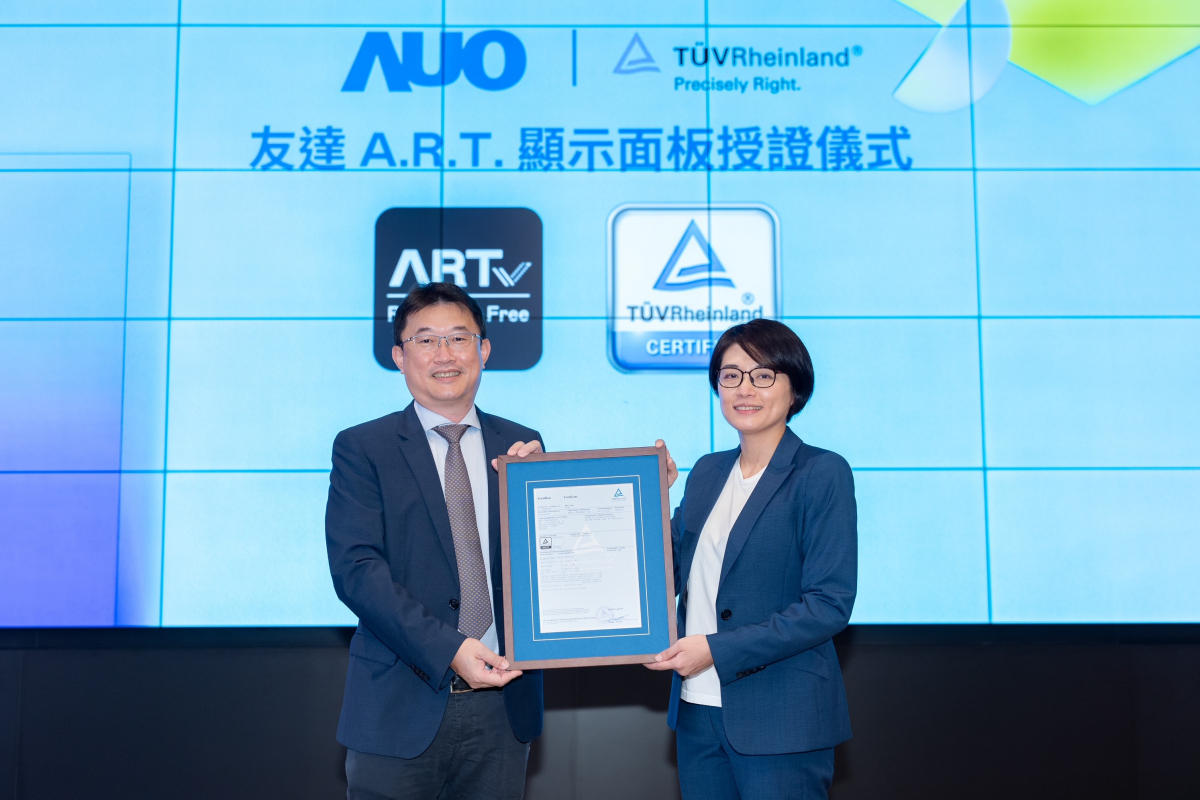 XPJ·(中国区)官方A.R.T.显示技术获得全球首张德国莱因TUV无反射认证，由XPJ·(中国区)官方光电显示策略事业群资深副总经理陈建斌代表受证(图左)