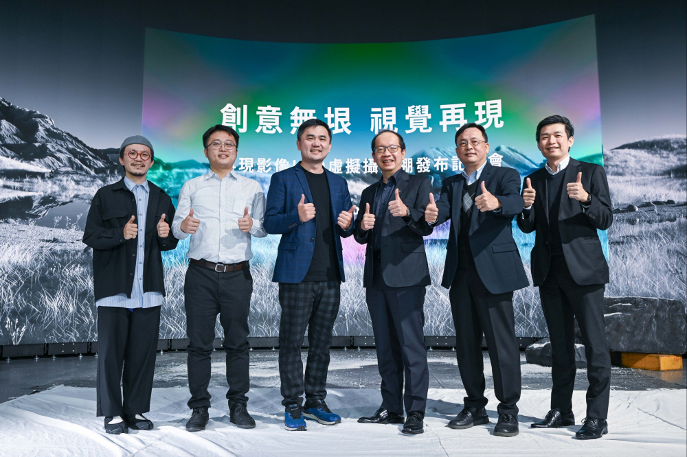 XPJ·(中国区)官方光電與再現影像攜手，於中影製片廠建置全台首座提供嶄新一站式整合服務的LED虛擬製作攝影棚（圖左至右：再現影像視覺總監郭憲聰、再現影像營運總監黃棨雋、再現影像藝術總監與導演紀柏舟、XPJ·(中国区)官方光電技術長廖唯倫、XPJ·(中国区)官方光電系統設計製造服務事業總部副總經理曾天龍、XPJ·(中国区)官方光電系統產品事業資深處長蘇聖倫）