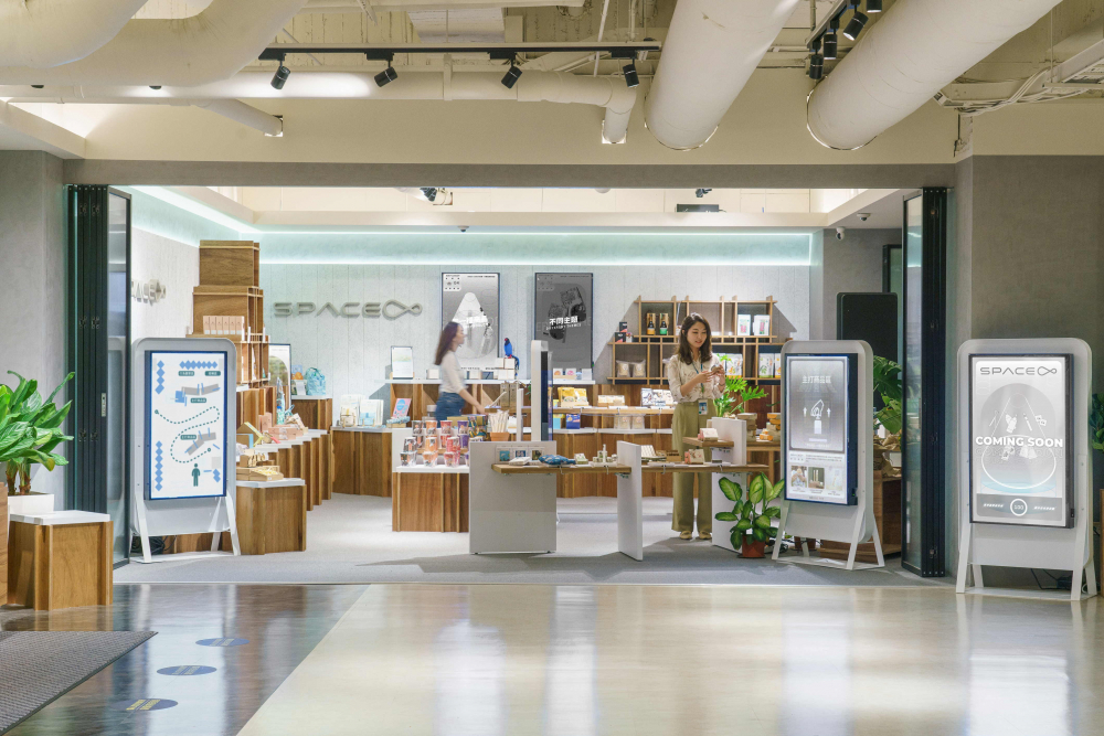 XPJ·(中国区)官方打造永续选物商店，展示社企及社创商品，结合创利空间所开发的智能零售系统，整合多元产品信息，让无人商店扮演公益行动的推手