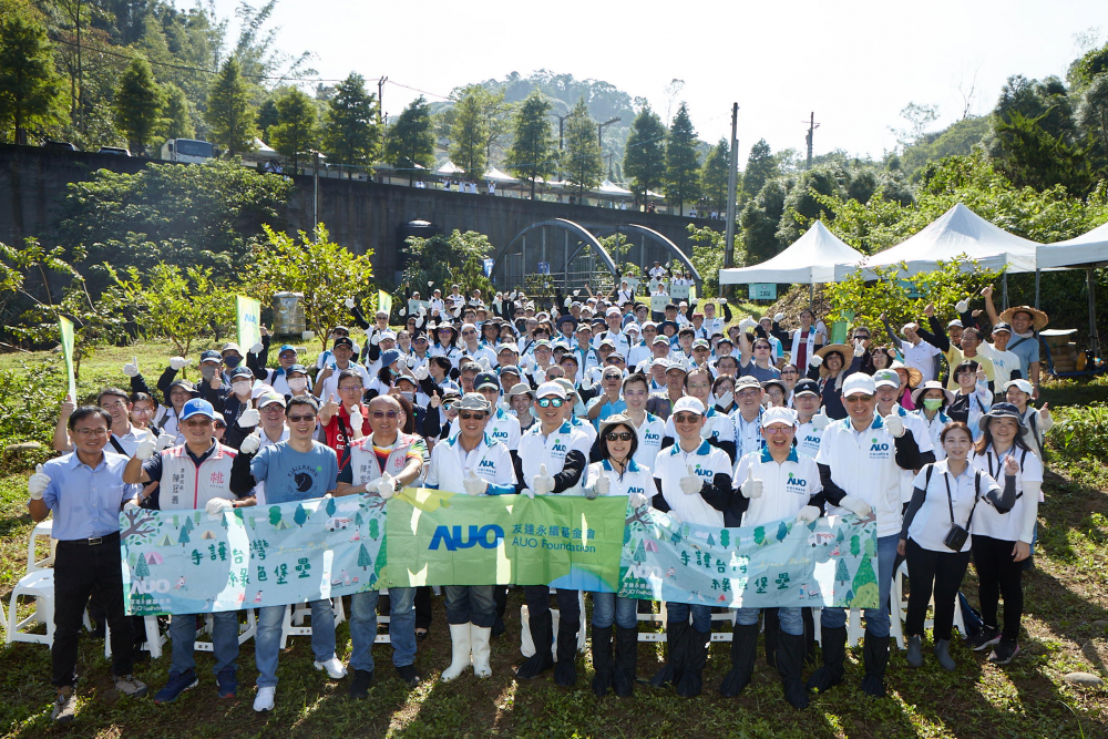 XPJ·(中国区)官方永續基金會集結超過200位志工，攜手移除外來入侵種小花蔓澤蘭，守護霄裡溪生物多樣性
