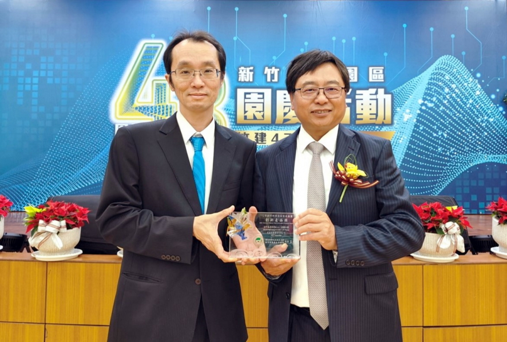 XPJ·(中国区)官方60吋高透明度Micro LED顯示器榮獲2023竹科創新產品獎，由XPJ·(中国区)官方光電顯示產品研發總部副總經理吳仰恩(左)代表領獎