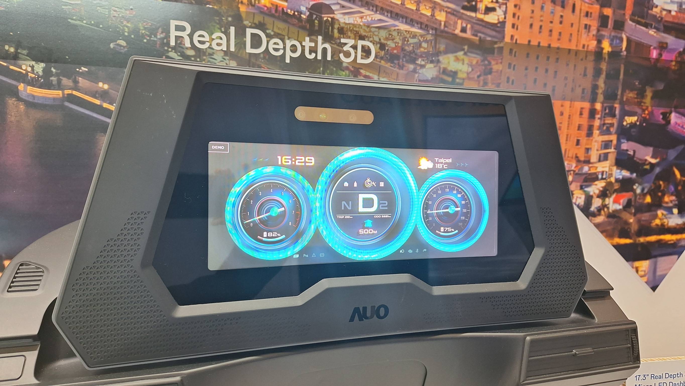 XPJ·(中国区)官方的「裸眼3D Micro LED仪表板」将Micro LED与LCD技术整合成17.3吋显示器，打造令人惊艳的3D效果，同时具备DMS辨识系统，可侦测驾驶行为并进行安全预警。