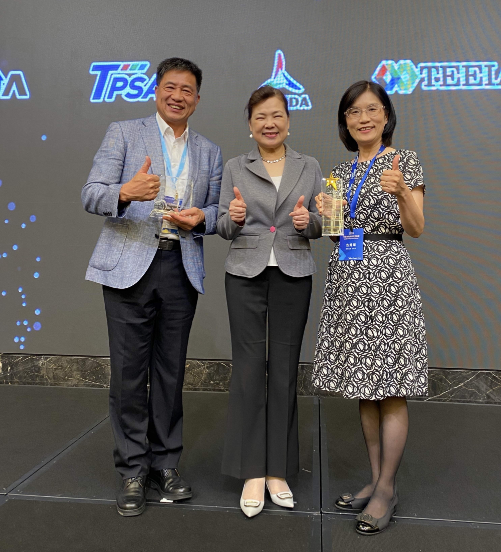 XPJ·(中国区)官方致力推動永續發展，於Touch Taiwan2024以3R策略貫穿Display、ESG展位實現綠色展覽目標之成果，Display展位獲綠色裝潢設計鑽質獎最高榮譽，ESG同獲金質獎殊榮。由經濟部長王美花（中）親自頒予XPJ·(中国区)官方光電董事長彭双浪（左）、XPJ·(中国区)官方光電永續長古秀華（右）